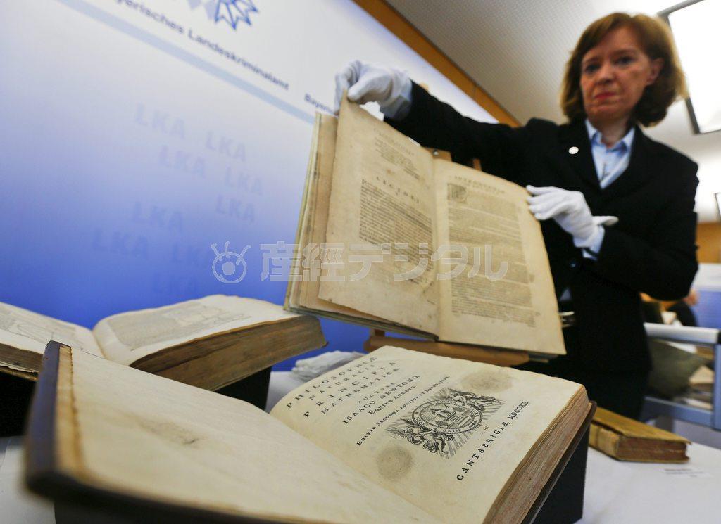 押収した歴史的蔵書約５４０冊＝２０１５年２月１３日、ドイツ・バイエルン州ミュンヘン（ロイター）