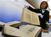 押収した歴史的蔵書約５４０冊＝２０１５年２月１３日、ドイツ・バイエルン州ミュンヘン（ロイター）