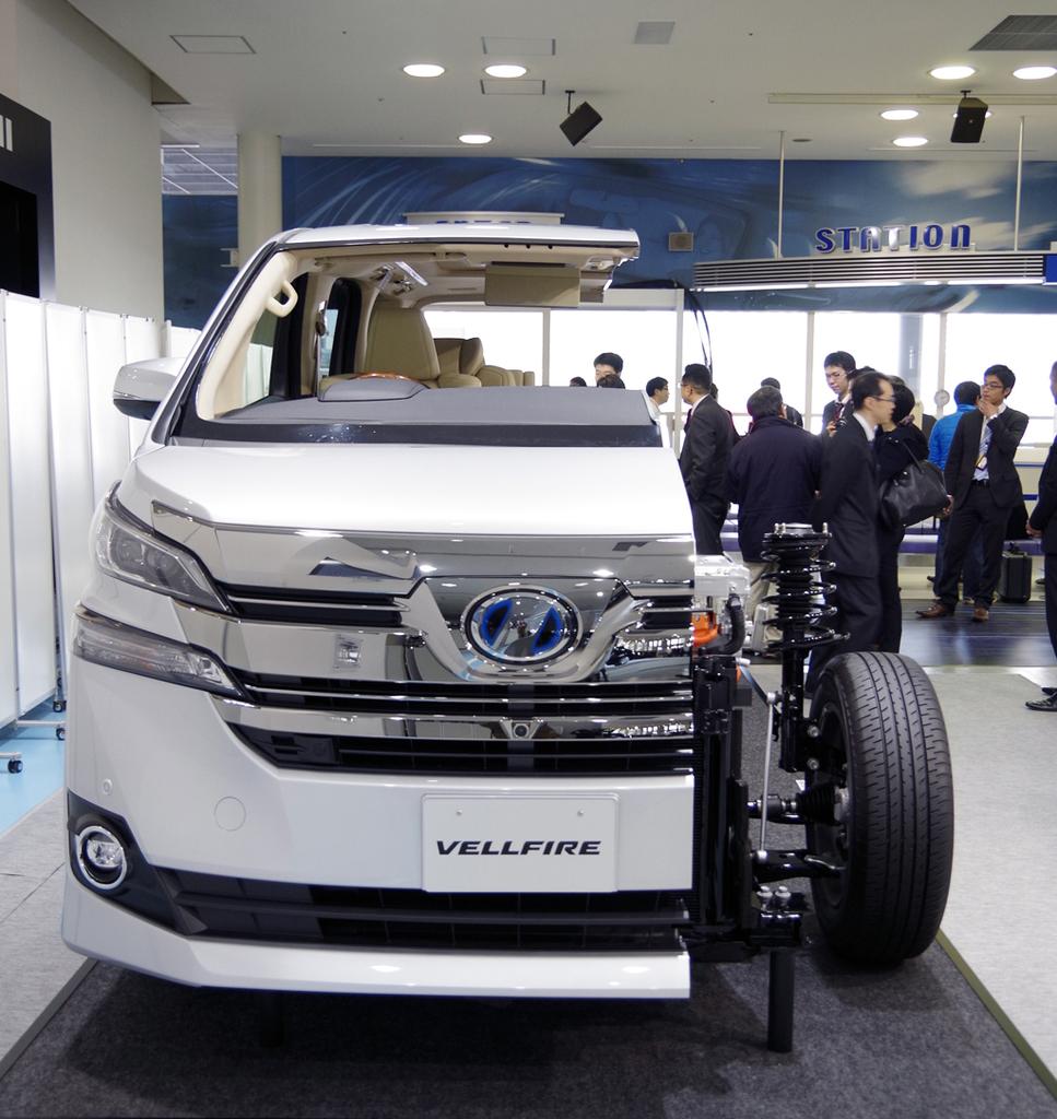 トヨタ自動車の高級ミニバン「ヴェルファイア」の断面