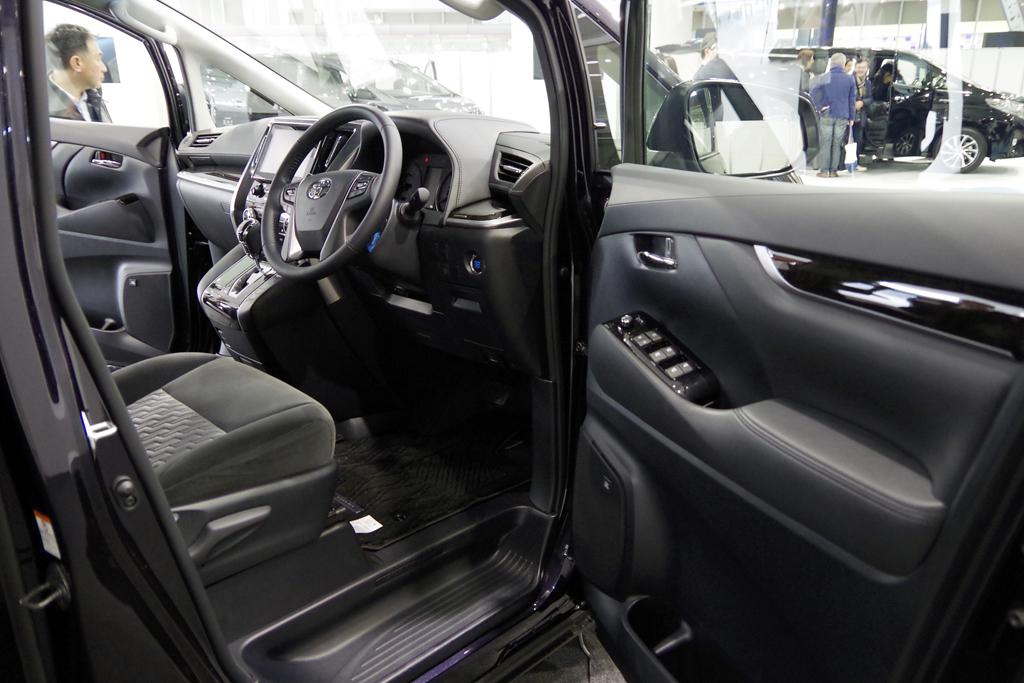 トヨタ自動車の高級ミニバン「ヴェルファイア」の車内