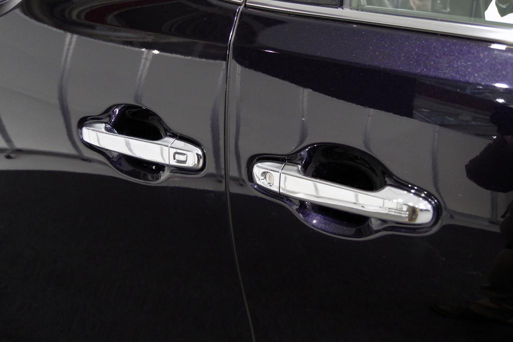 トヨタ自動車の高級ミニバン「ヴェルファイア」のドア