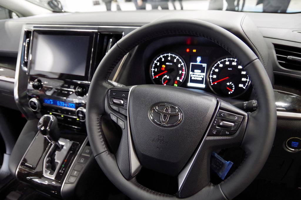 トヨタ自動車の高級ミニバン「ヴェルファイア」の車内