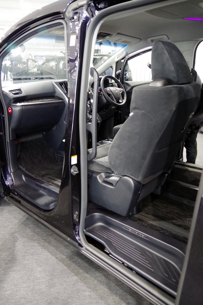 トヨタ自動車の高級ミニバン「ヴェルファイア」