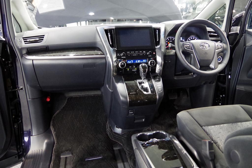 トヨタ自動車の高級ミニバン「ヴェルファイア」の車内