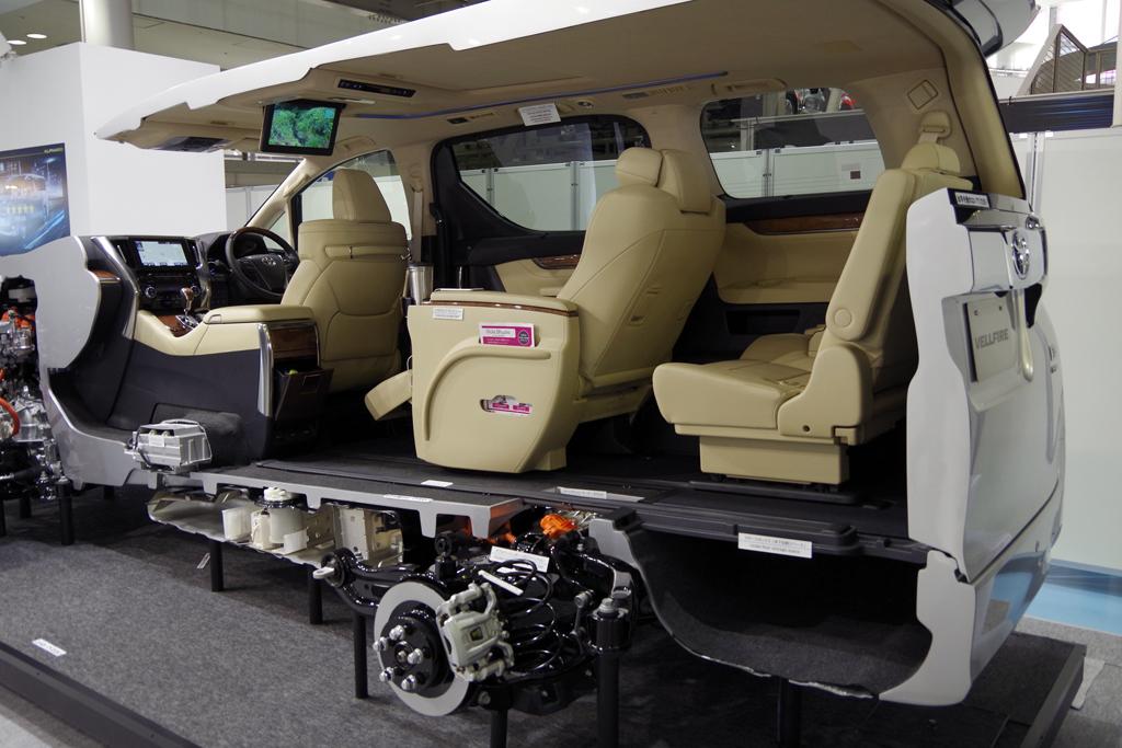 トヨタ自動車の高級ミニバン「ヴェルファイア」の断面