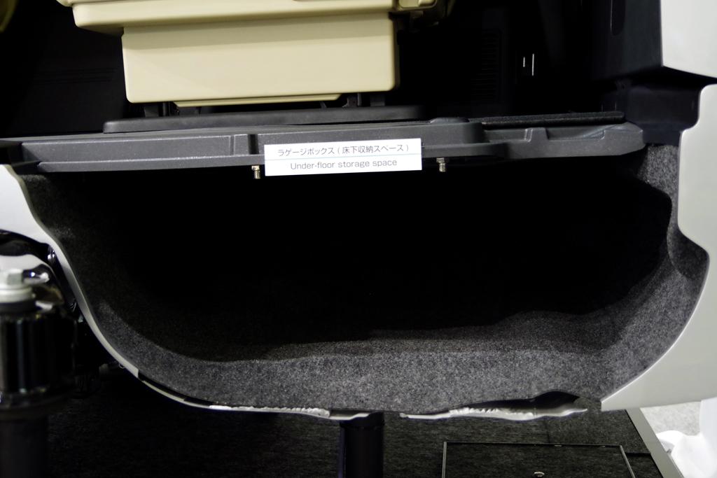 トヨタ自動車の高級ミニバン「ヴェルファイア」の断面