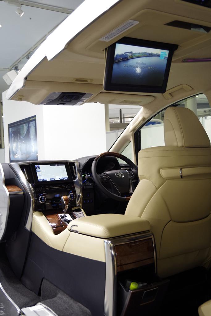 トヨタ自動車の高級ミニバン「ヴェルファイア」の断面