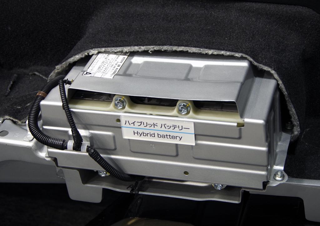 トヨタ自動車の高級ミニバン「ヴェルファイア」の断面