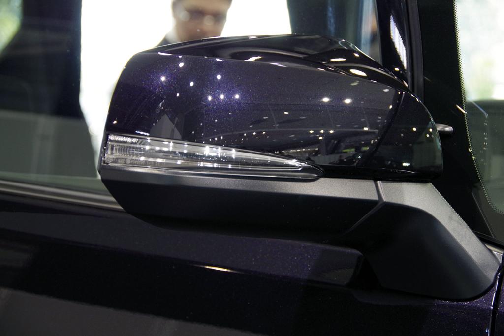トヨタ自動車の高級ミニバン「ヴェルファイア」のサイドミラー