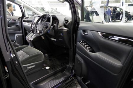 トヨタ自動車の高級ミニバン「ヴェルファイア」の車内