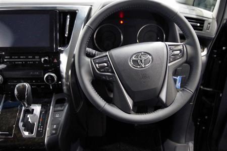 トヨタ自動車の高級ミニバン「ヴェルファイア」の車内