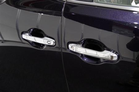 トヨタ自動車の高級ミニバン「ヴェルファイア」のドア