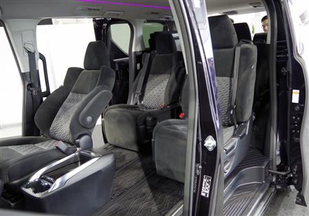 トヨタ自動車の高級ミニバン「ヴェルファイア」の車内