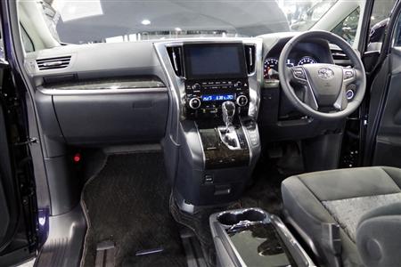 トヨタ自動車の高級ミニバン「ヴェルファイア」の車内