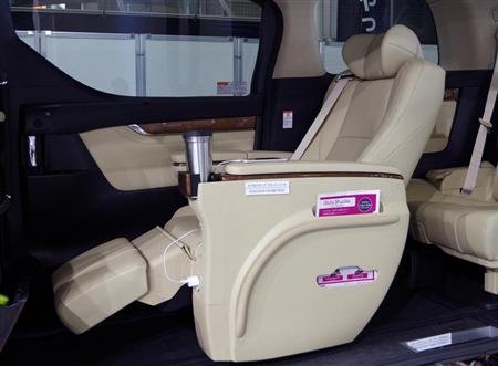 トヨタ自動車の高級ミニバン「ヴェルファイア」のシート