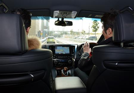 トヨタ自動車の高級ミニバン「ヴェルファイア」。安全技術を実際に体験