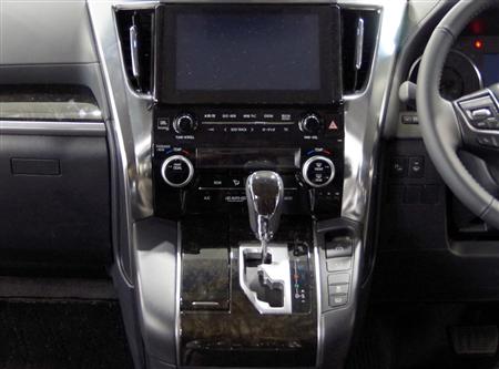 トヨタ自動車の高級ミニバン「ヴェルファイア」の車内