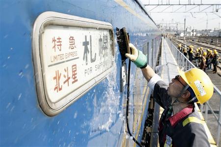 定期運行終了を前に、公開された寝台特急「北斗星」の清掃作業＝１６日午後、東京都北区