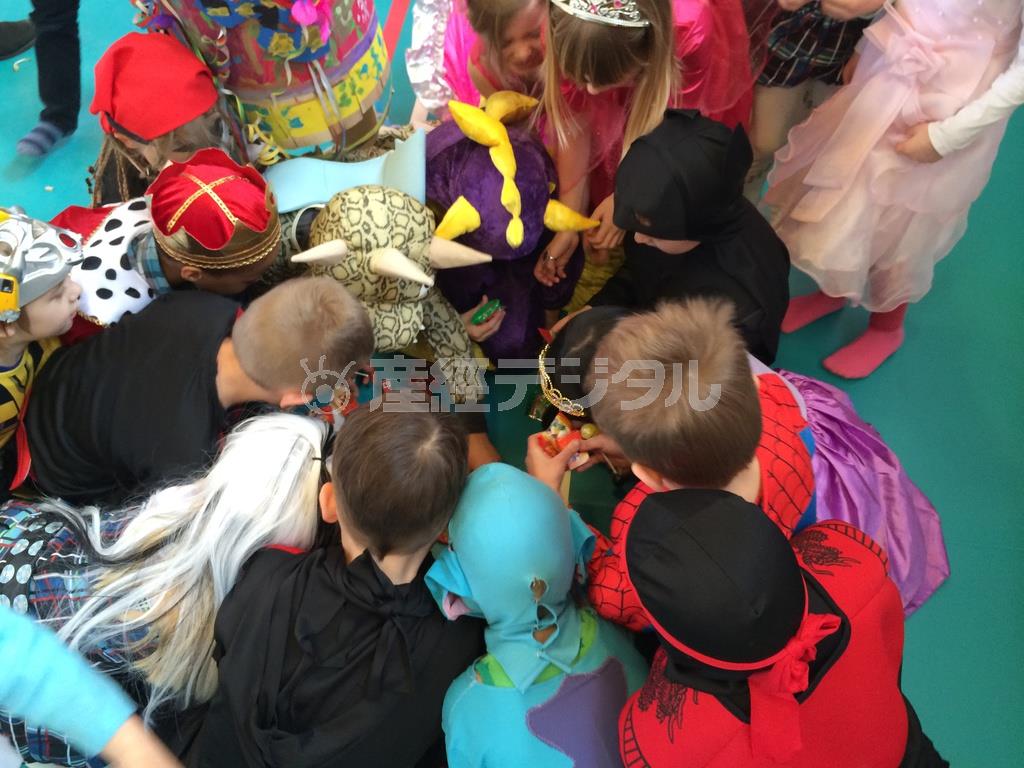 樽が割れると、子供たちは我先にとキャンディーに群がる＝２０１４年２月２８日、デンマーク・ボーゲンセ（銭本隆行さん撮影）