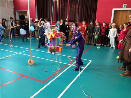 ファステラウンの祭りで趣向を凝らしたコスチュームを着た子供たち。ぶら下げられた黒猫の樽を順番に木の棒でたたく＝２０１４年２月２８日、デンマーク・ボーゲンセ（銭本隆行さん撮影）