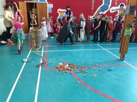 なかなか割れそうにない黒猫の樽も、何度もたたき続けられると絶対に割れて、キャンディーが飛び出す＝２０１４年２月２８日、デンマーク・ボーゲンセ（銭本隆行さん撮影）