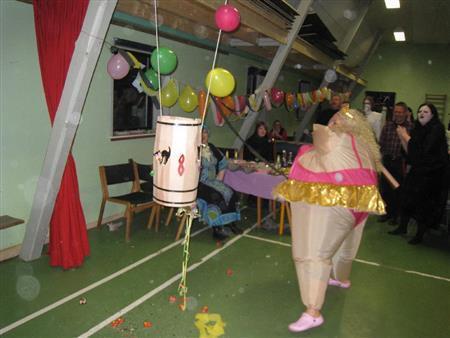 主役は子供たちだが、ファステラウンを楽しむのは老若男女を問わない。大人たちも仮装して黒猫の樽を叩く＝２００９年２月２７日、デンマーク・ボーゲンセ（銭本隆行さん撮影）