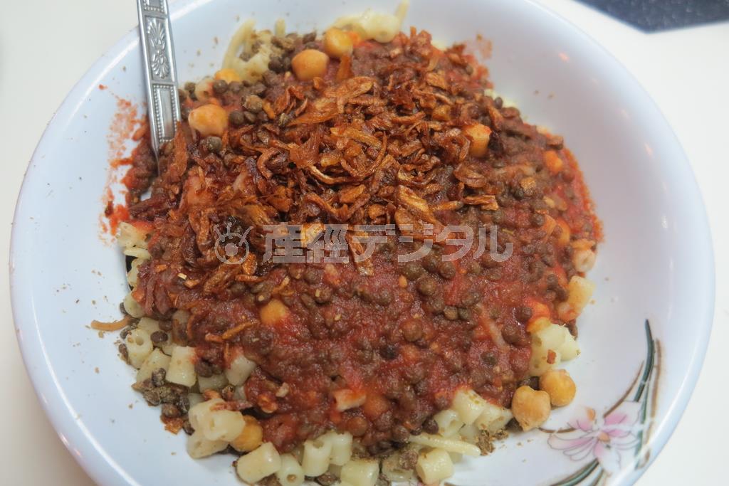 エジプトの国民食「コシャリ」。炭水化物のオンパレードで飛びっきりおいしいわけではないが、やみつきになる味だ＝２０１４年９月３０日、エジプト・首都カイロ（獨協大学＿有志学生記者、斎藤悠輔提供）