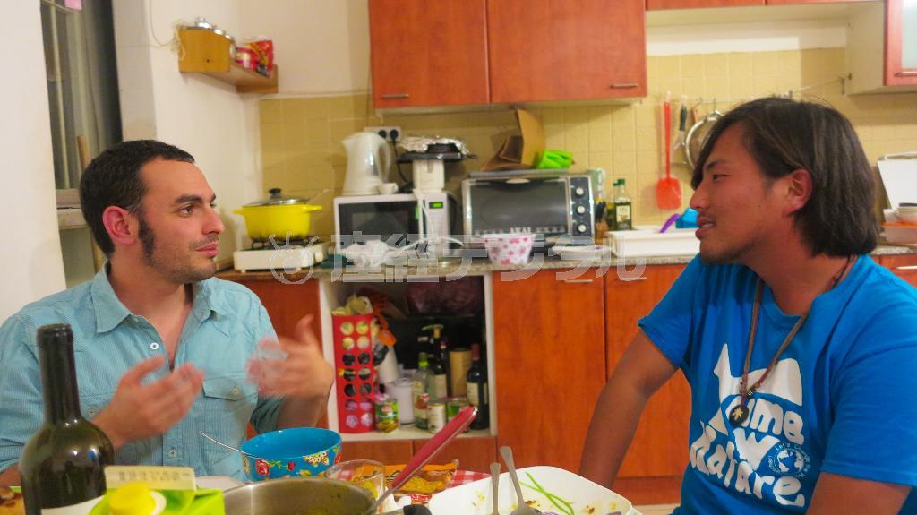 ホームステイ先の家庭では、イスラエルのおふくろの味を教えてもらった＝２０１４年１０月３１日、イスラエル（獨協大学＿有志学生記者、斎藤悠輔提供）