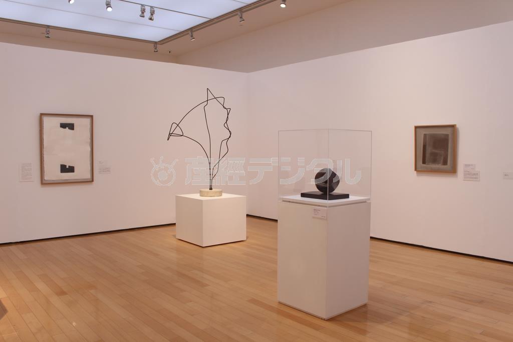 バーバラ・ヘップワースらの作品展示＝２０１４年２月１０日（提供写真）