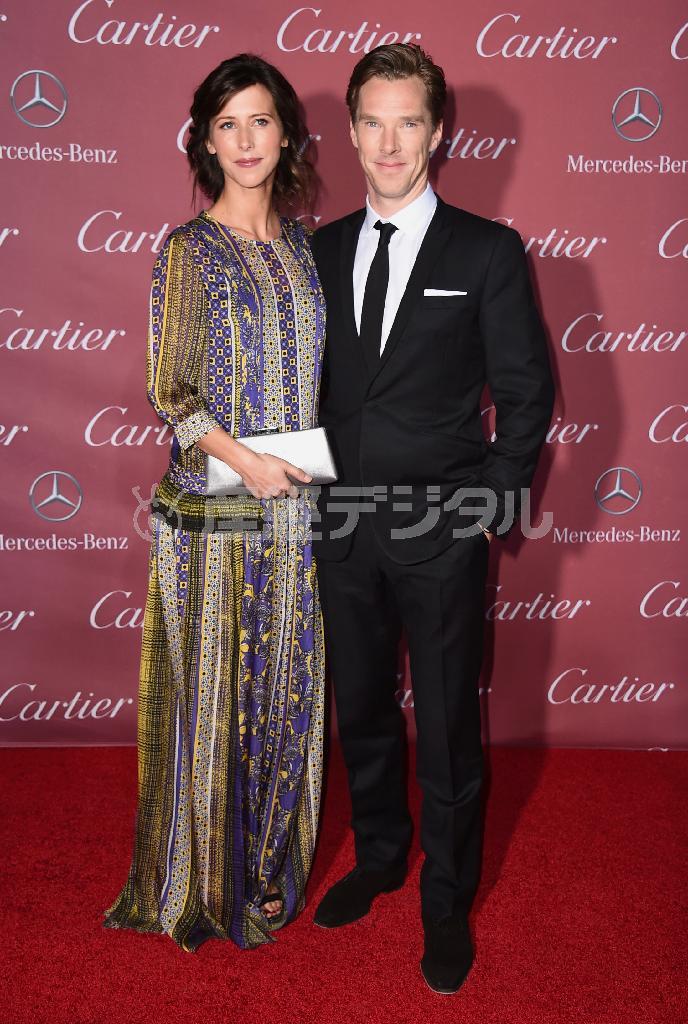 英俳優、ベネディクト・カンバーバッチさん（右）と婚約者で英舞台監督・女優のソフィー・ハンターさん＝２０１５年１月３日、米カリフォルニア州パームスプリングス（ＡＰ）