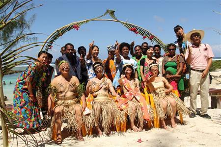 結婚式を挙げたばかりの新婚さんと記念写真をパチリ。相川梨絵さん（左から６人目）も大感激！＝２０１４年１２月２７日、バヌアツ・エファテ島タカ村（相川梨絵さん提供）