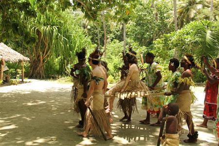 新婦は御神輿（おみこし）のようなものに乗せられ…＝２０１４年１２月２７日、バヌアツ・エファテ島タカ村（相川梨絵さん提供）