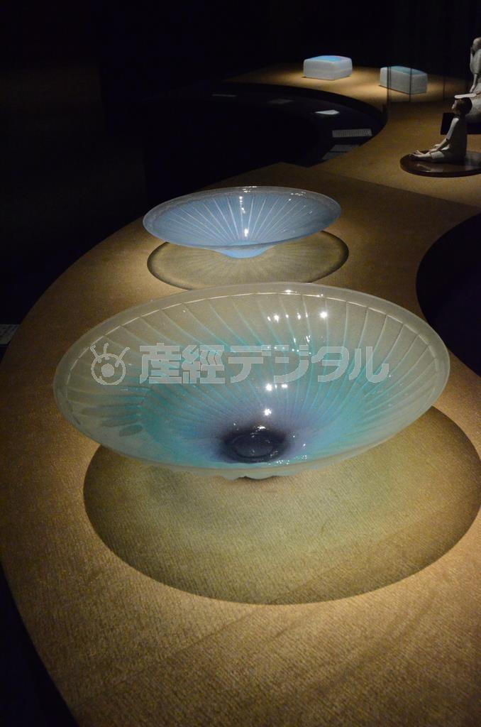 石田知史＿鋳込み硝子縞文鉢「風の詩」（２０１４年、手前）＝２０１５年２月１０日（原圭介撮影）