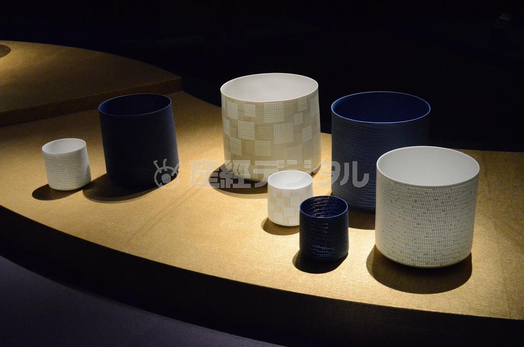 新里明士「Ｐｅｒｆｏｒａｔｅｄ＿Ｆｏｒｍｓ」（２０１４年）＝２０１５年２月１０日（原圭介撮影）