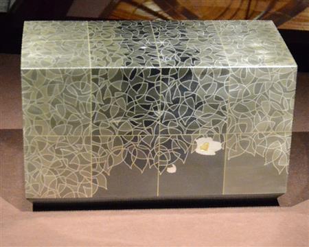 山本晃＿切嵌象嵌接合せ箱「白椿」（２００９年）山口県立美術館（提供写真）