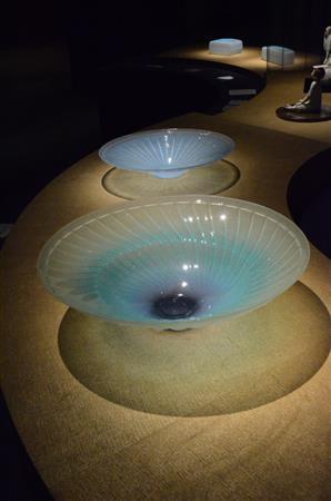 石田知史＿鋳込み硝子縞文鉢「風の詩」（２０１４年、手前）＝２０１５年２月１０日（原圭介撮影）