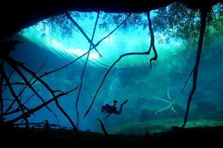 「死ぬまでに一度は訪れたい絶景ポイント」の一つとして、ダイバーだけでなく、一般観光客からも注目を集める。これは「カーウォッシュ」と呼ばれるセノーテ＝２０１５年１月１４日、メキシコ・ユカタン半島（越智隆治さん撮影）