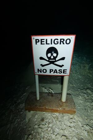 セノーテ内には、「この先侵入禁止」と注意を促す看板も見られる＝メキシコ・ユカタン半島（越智隆治さん撮影）