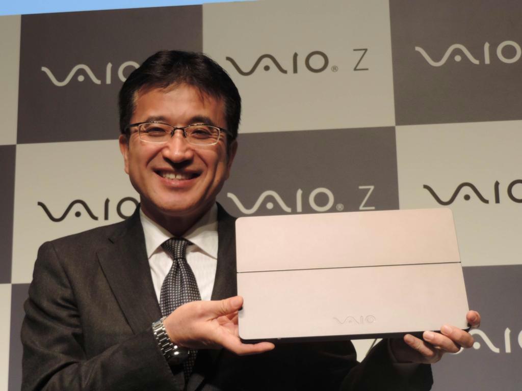 ＶＡＩＯが５月に発売するノート型パソコン「ＶＡＩＯＺ」を手にもつ関取高行社長＝１６日、東京都渋谷区