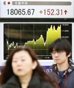 日経平均株価が１万８０００円を超えたことを示す株価ボード＝１６日午前、東京都中央区