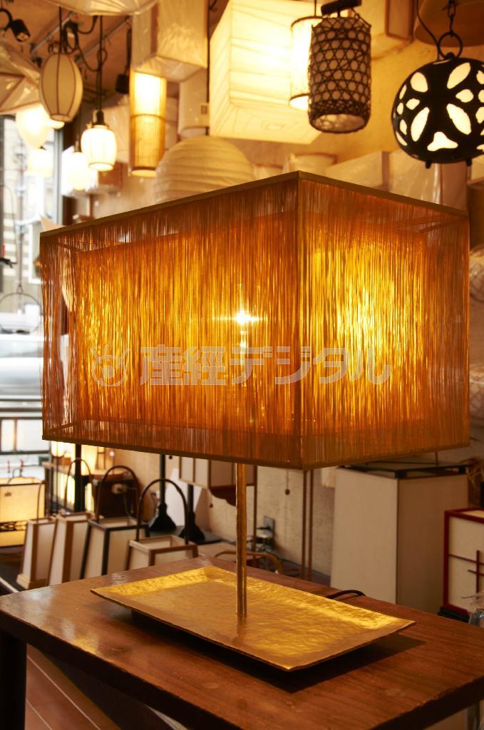 【金賞】ＣＯＳ＿ＫＹＯＴＯ株式会社／十六夜＿ｉｚａ。金沢の職人の手による金箔を京都の職人が和紙に張り付け、裁断し、０コンマ数ミリの金色に輝く糸の連なりに仕上げる（石原敏彦さん撮影、提供写真）