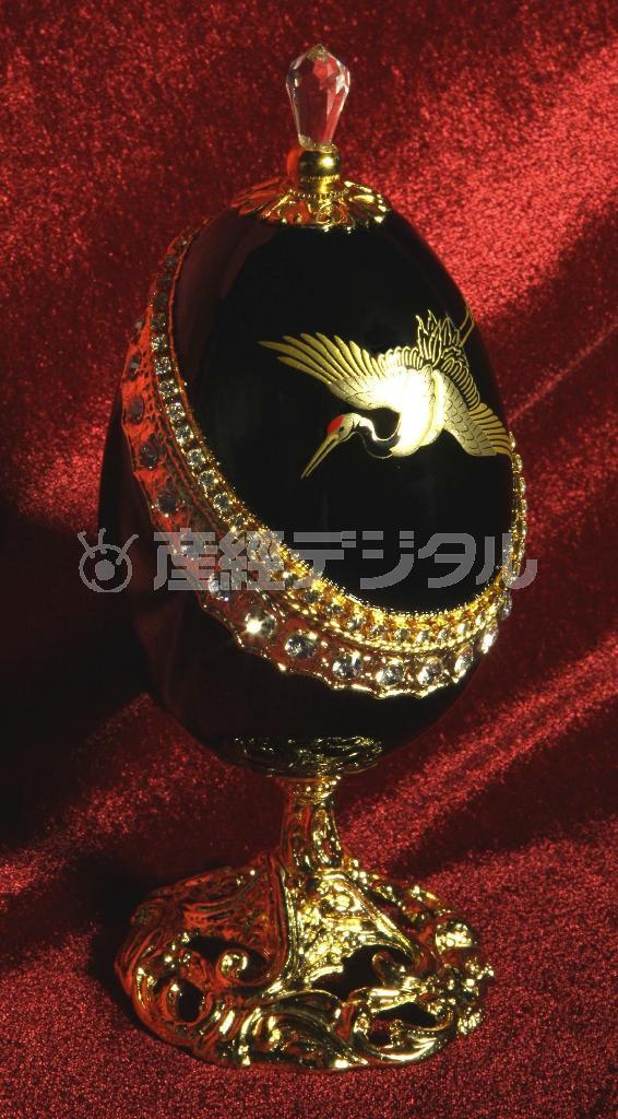 【受賞賞品・サービス】株式会社山田平安堂インターナショナル／「蒔絵エッグオルゴール」。艶やかな漆黒に蒔絵をほどこし、スワロフスキーをびっしりとちりばめた、きらきらと輝くたまご型のオルゴール（提供写真）