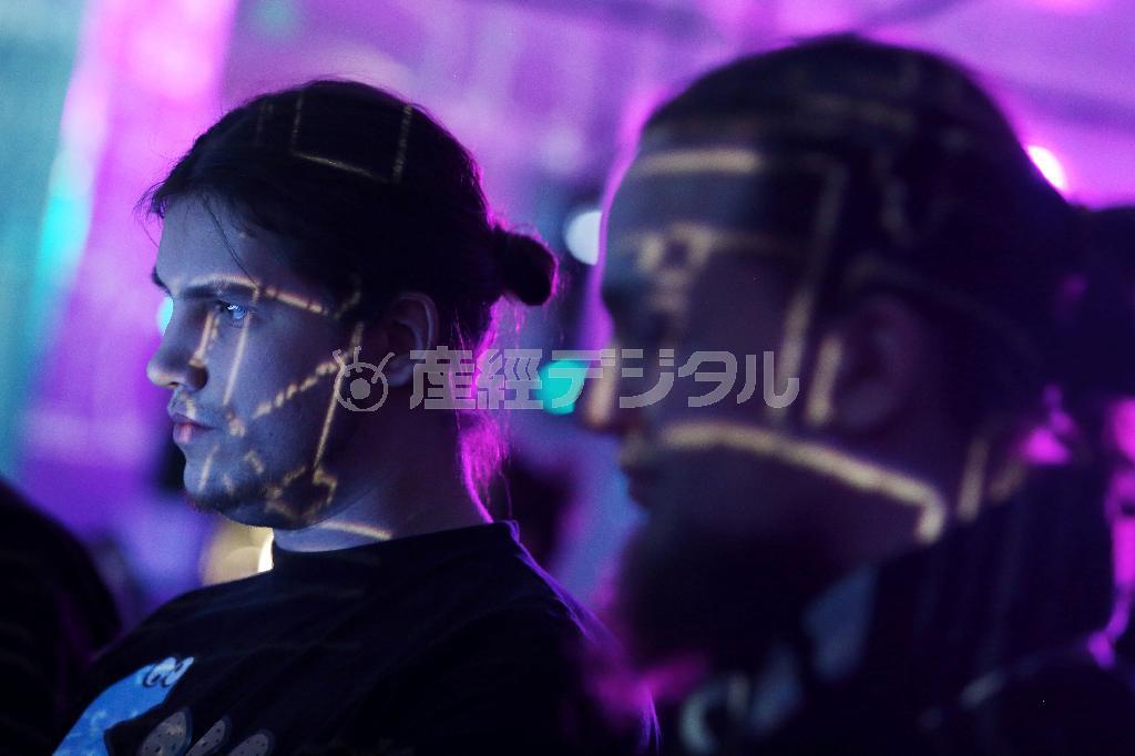 世界中からハッカーが集まる会議「カオス・コミュニケーション・コングレス」の参加者たち。ハッカーたちの技術は政府や企業の予想を超える速度で進化している＝２０１４年１２月２７日、ドイツ・ハンブルク（ＡＰ）