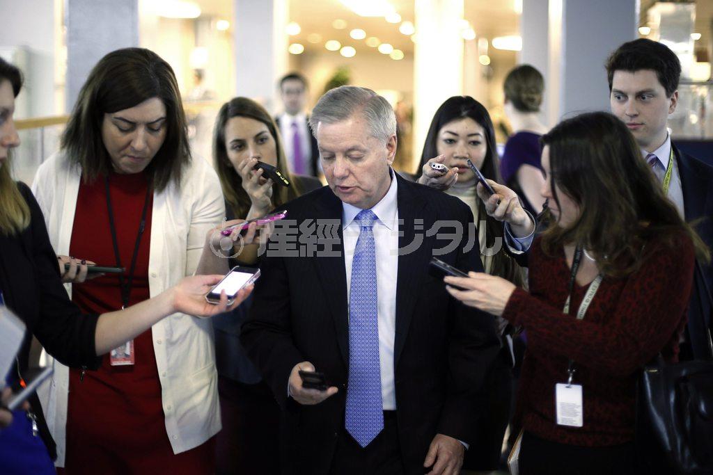 連邦議会内での超党派議員団の記者会見を前に、記者たちに囲まれる共和党のリンゼー・グラム上院議員（中央）。ＴＰＰ交渉で為替問題を扱うことなどを主張するグラム氏ら議会内強硬派の動向に、バラク・オバマ大統領は一層の神経を使わなくてはならない＝２０１５年８月１０日、米国・首都ワシントン（ロイター）