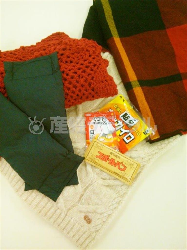 レッグウォーマー（左）など、美容家ＩＫＫＯさん愛用のぽかぽかグッズ（提供写真）