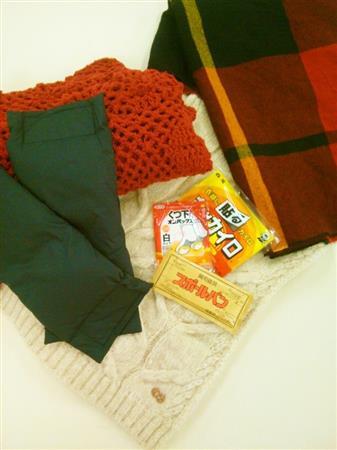 レッグウォーマー（左）など、美容家ＩＫＫＯさん愛用のぽかぽかグッズ（提供写真）