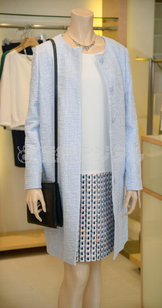 春の装いはライトブルーのコート（３万８０００円）にツイード風の切り替えが入ったワンピース（２万４０００円）で。首元はネックレス（１万３０００円）で飾り、シンプルな黒のショルダーバッグ（９０００円）でスタイルを引き締めよう＝２０１５年２月６日、東京都中央区（鴨川一也撮影）