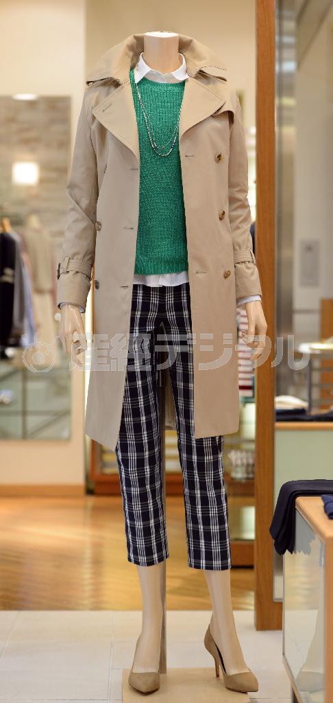 「ザ・ＮＯＬＬＥＹ’Ｓ」といった定番コーディネート。トレンチコート（３万９０００円）は肩が丸みを帯びた優しいシルエット。ニット（１万５０００円）のインナーに白いシャツ（１万３０００円）、パンツ（１万４０００円）でお洒落な通勤スタイルに。ネックレス（５８００円）がプラスして＝２０１５年２月６日、東京都中央区（鴨川一也撮影）