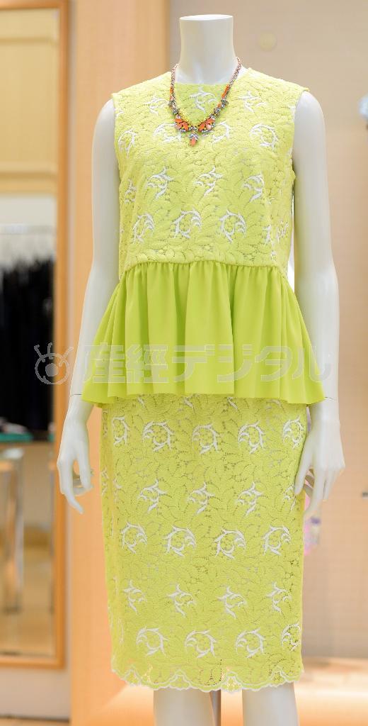 おしゃれ着の「Ｒａｖｉｓｓａｎｔ＿Ｌａｖｉｅｒｅ（ラヴィソン＿ラヴィエール）」では鮮やかな色のブラウス（２万５０００円）とスカート（３万２０００円）のセットアップを。オレンジのネックレス（２万５０００円）がアクセントに＝２０１５年２月６日、東京都中央区（鴨川一也撮影）