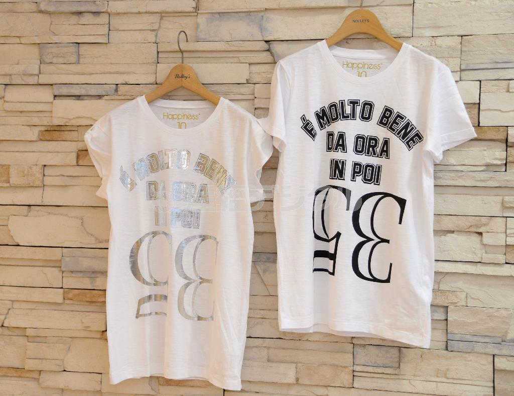 イタリアのシャツメーカー「ハピネス」とコラボレーションしたオリジナル「３５周年記念Ｔシャツ」（６５００円）。イタリア語で「これからもよろしくね」と＝２０１５年２月６日、東京都中央区（鴨川一也撮影）